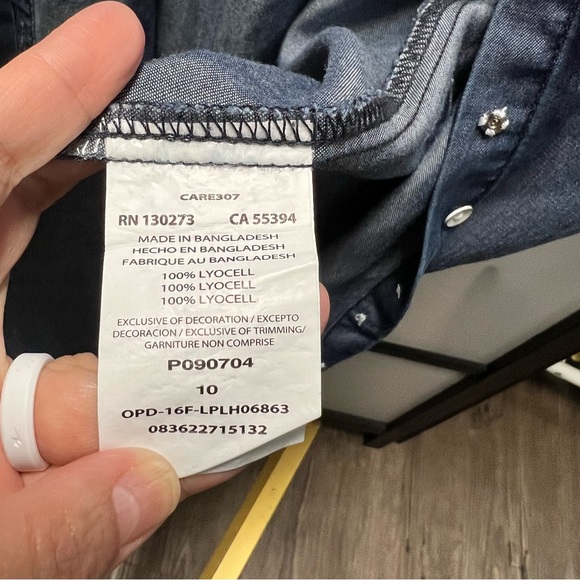 Shirt dress, it has a snap in between the buttons. - Picture 5 of 6